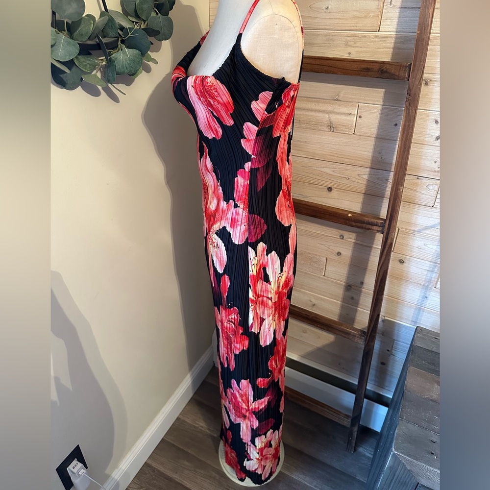 Pretty little thing floral plisse maxi dress - Picture 5 of 11
